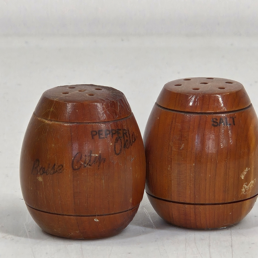 VTG Wooden‎ Salt and pepper Shakers Barrel Shaped Souvenirs Poise Oklahoma Trink